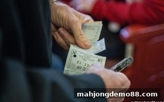 麻将胡了试玩揭秘：真人荷官彩票的玩法、策略与收益分析